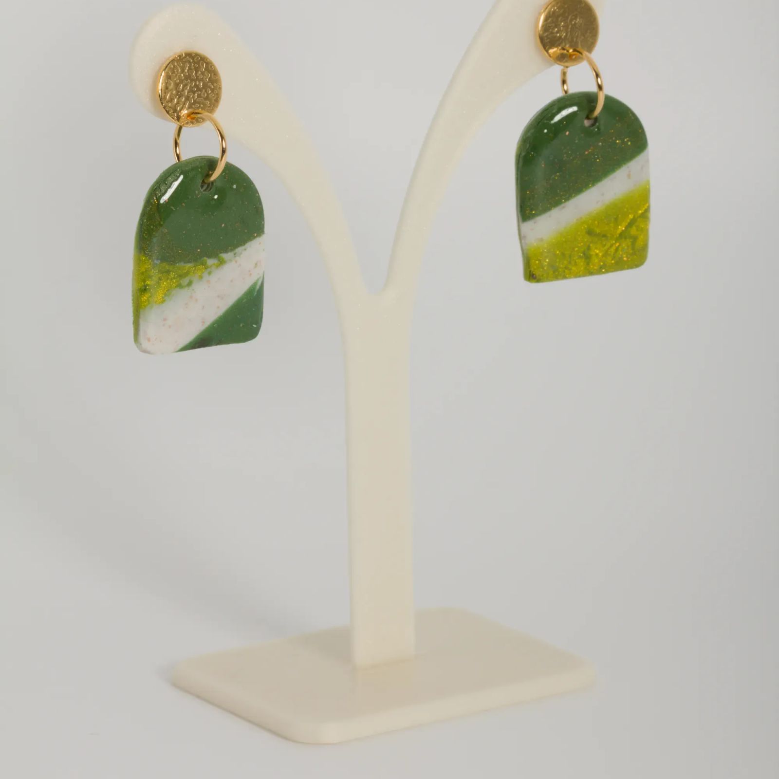 Boucles blanches et vertes