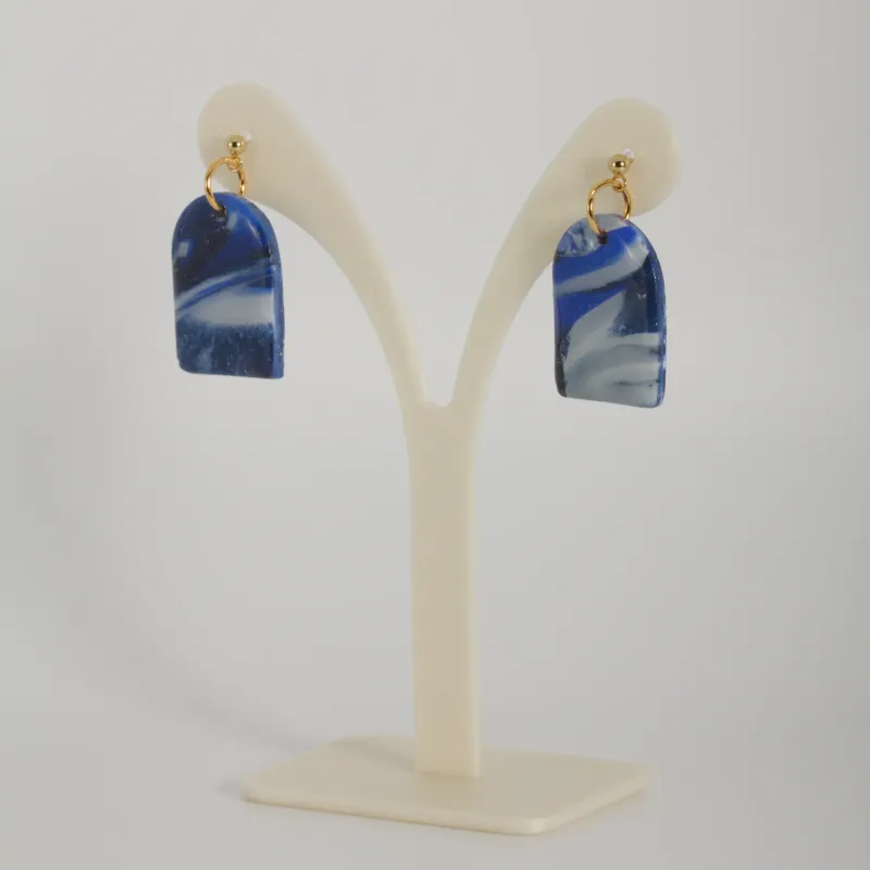 Boucles bleues et blanches