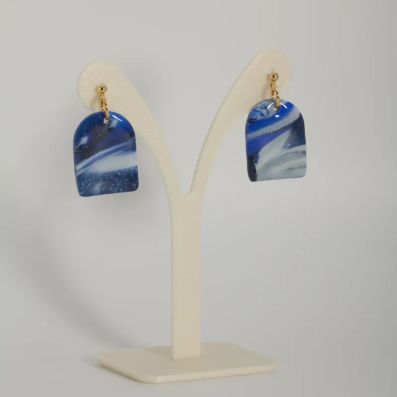 Boucles bleues et blanches